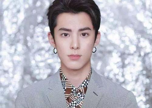 王鹤棣娱乐吃大瓜视频播放,视频播放引发网友热议